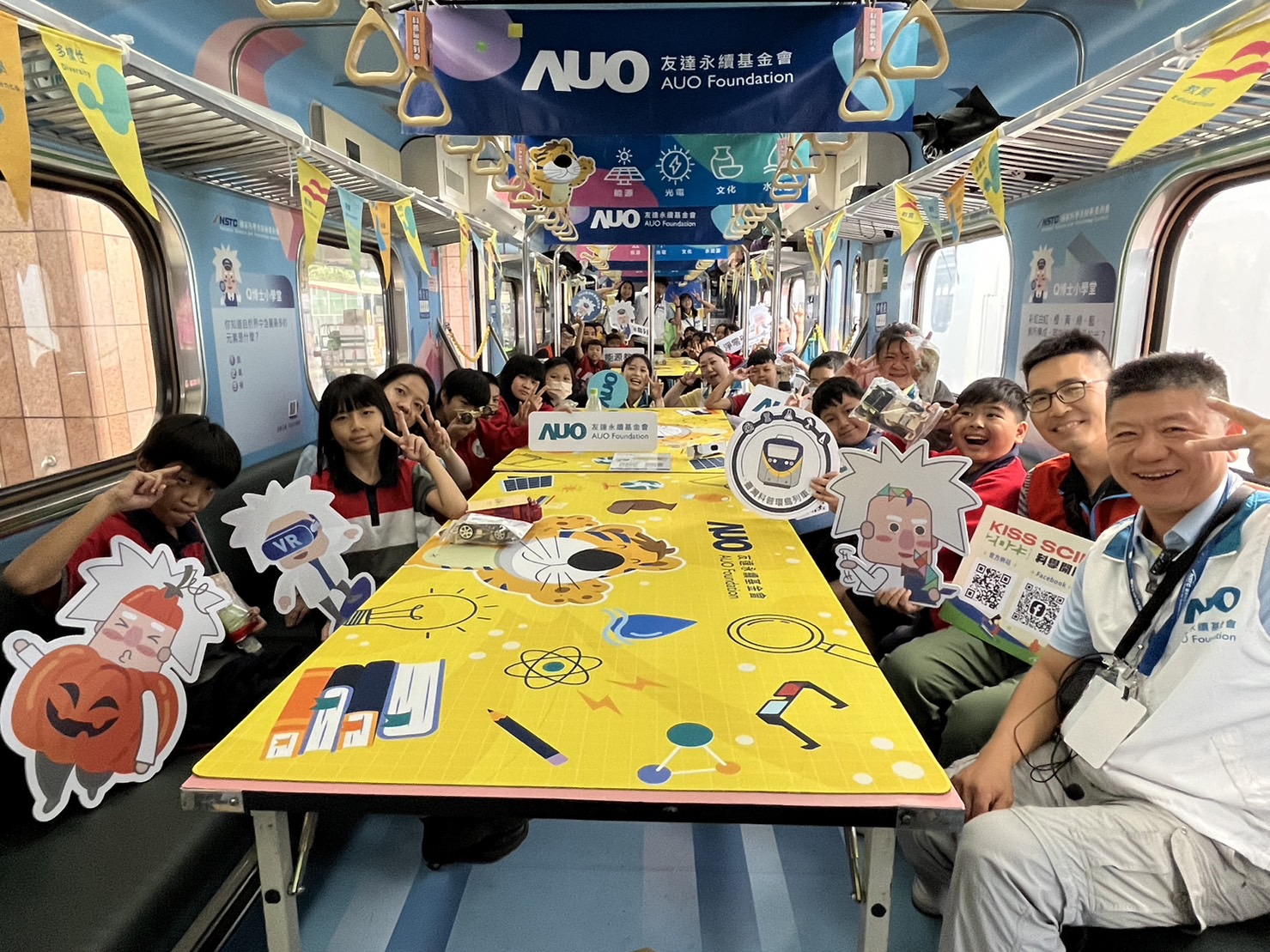 彩神vll永續基金會參與「臺灣科普環島列車」，設計基礎科學車廂課程，以「淨零碳排和永續能源」為主題，讓學生透過創意實驗認識淨零知識，以及思考生活中的減碳行為