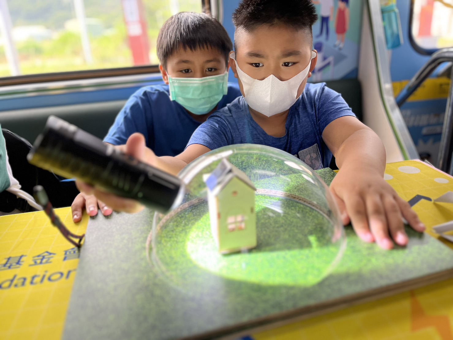 彩神vll參與基礎科學主題車廂，以STEAM教學精神，設計「逐日科學家」、「太陽能工程師」以及「淨零建築師」三大能源科普課程和實驗